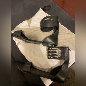 Mara and mine skull Sandals